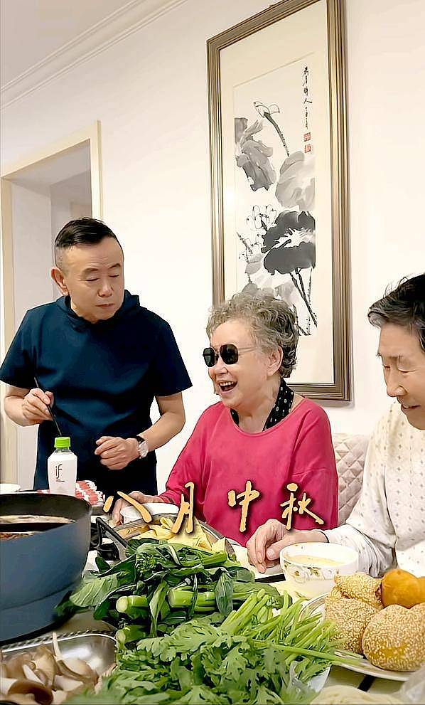 68岁潘长江陪父母过中秋！头发白了也要做孝子（组图） - 5