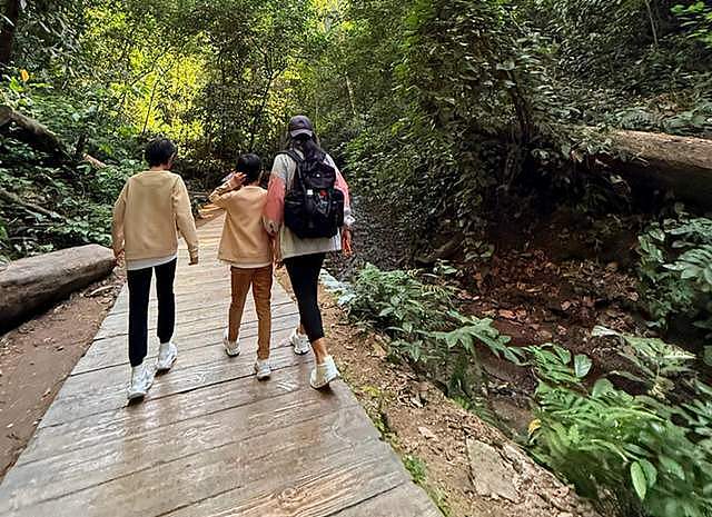 靳东妻子时隔1年晒照,48岁李佳有些白发但皮肤好,素颜很显年轻(组图) - 6