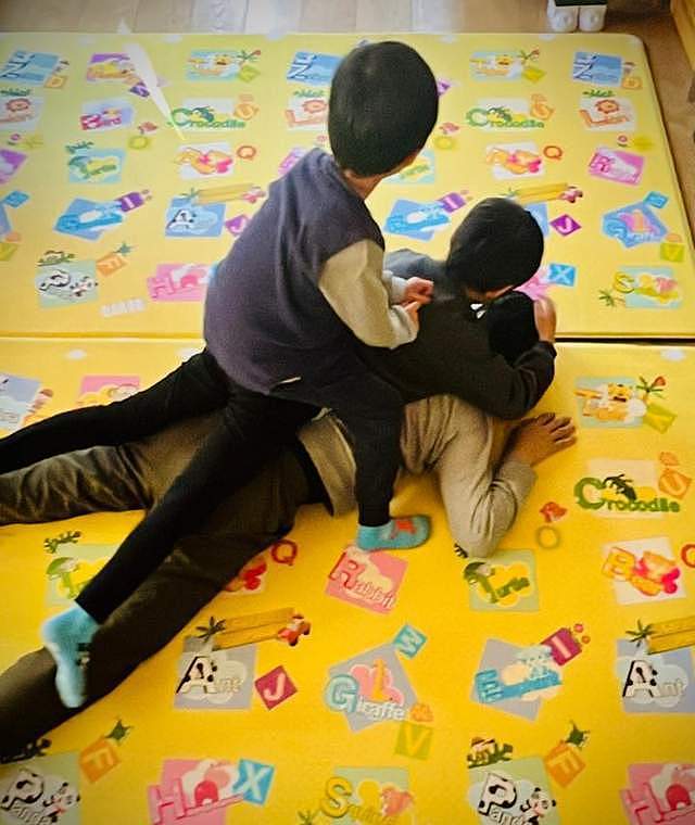 靳东妻子时隔1年晒照,48岁李佳有些白发但皮肤好,素颜很显年轻(组图) - 11
