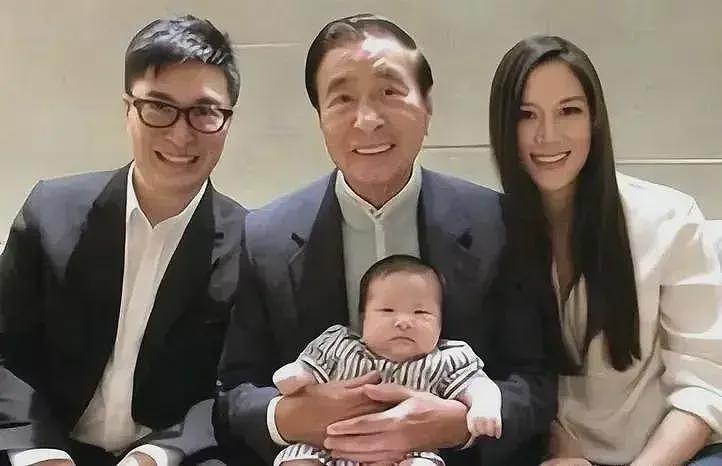 42岁徐子淇现身新加坡!穿搭时髦一头金发超美,很在意李家诚看法(组图) - 11