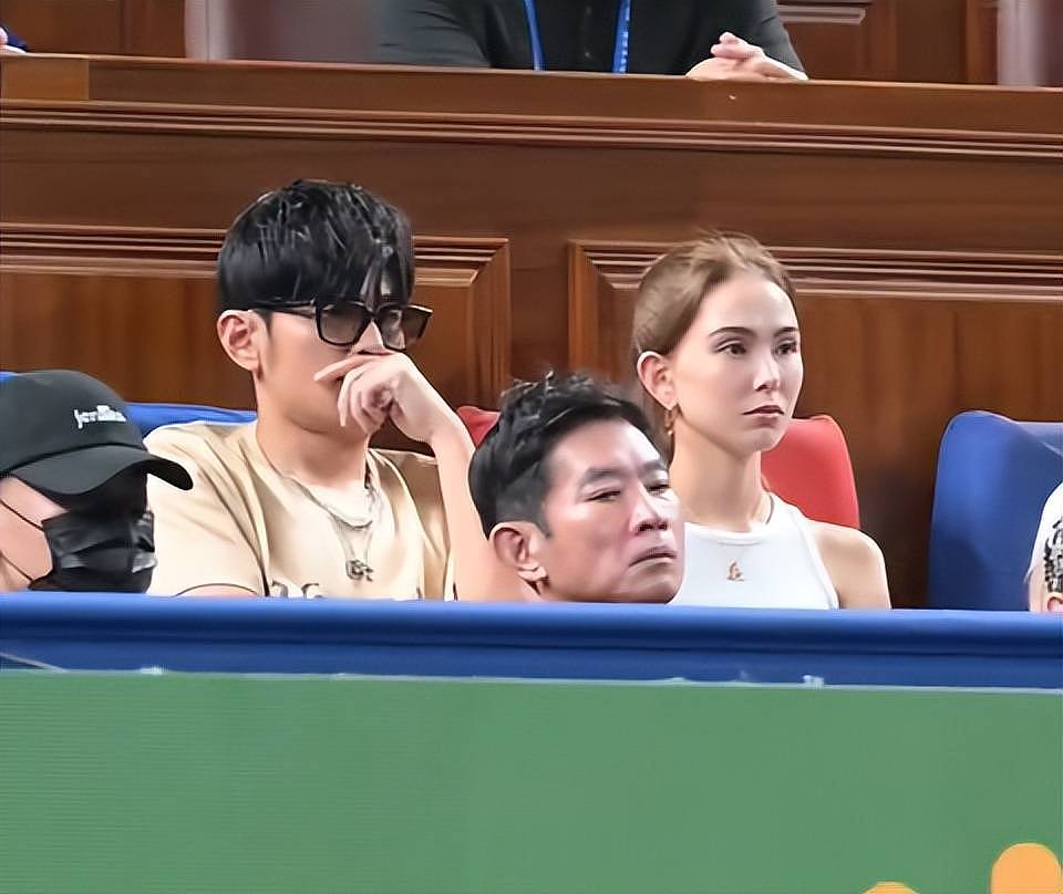 32岁昆凌瘦脱相,面部干瘪精气神差,网友感叹外国基因不抗老(组图) - 1