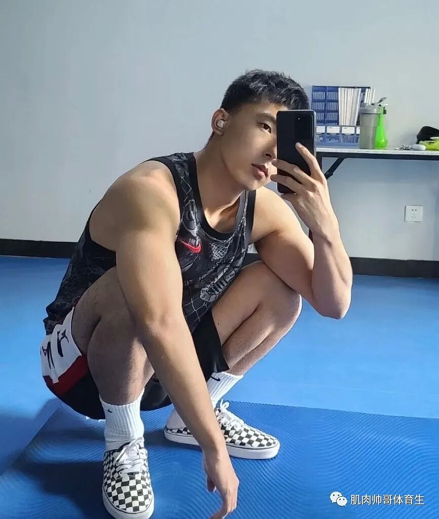 【帅哥】地表最强健身房肌肉男,黑皮大男孩,痞帅大胸肌(组图) - 9