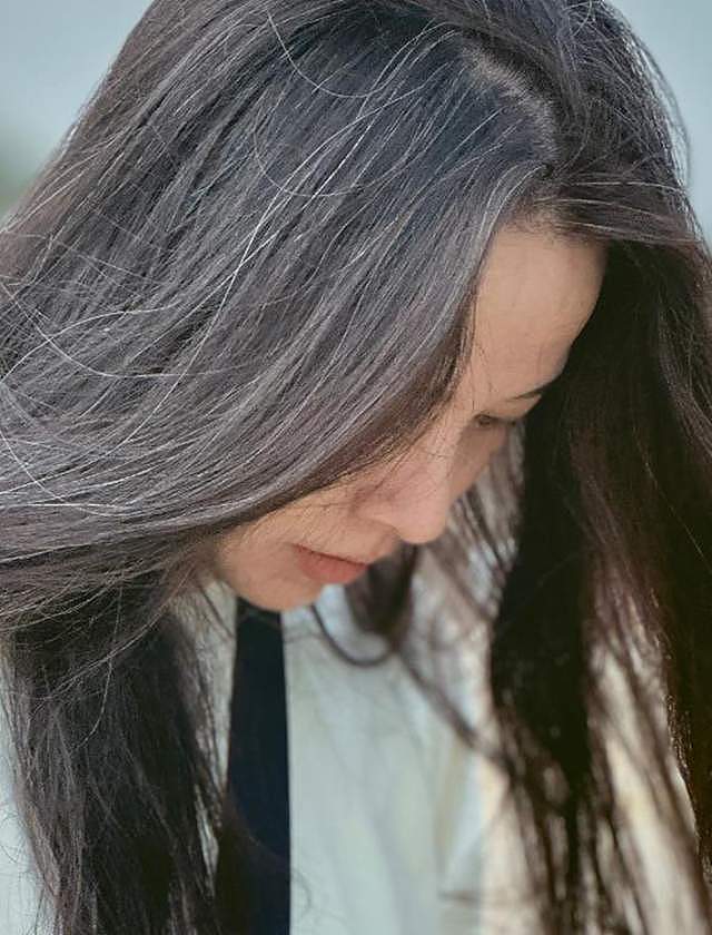 靳东妻子时隔1年晒照,48岁李佳有些白发但皮肤好,素颜很显年轻(组图) - 8