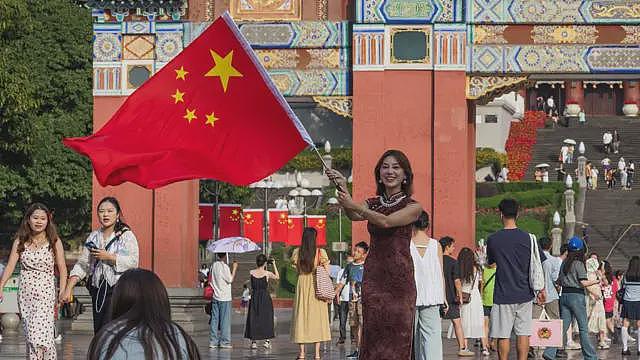 中国十一黄金周消费增2.7%，旅游业兴旺电影业萎缩（组图） - 1