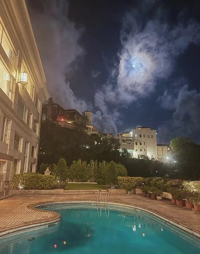 何超莲在豪宅过中秋，阖家团圆唯独不见窦骁，豪门女从来不是恋爱脑（组图） - 3