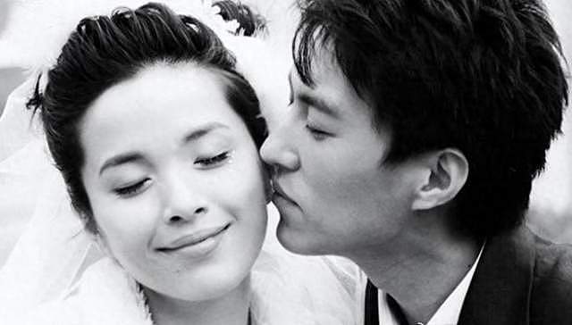 靳东妻子时隔1年晒照,48岁李佳有些白发但皮肤好,素颜很显年轻(组图) - 4