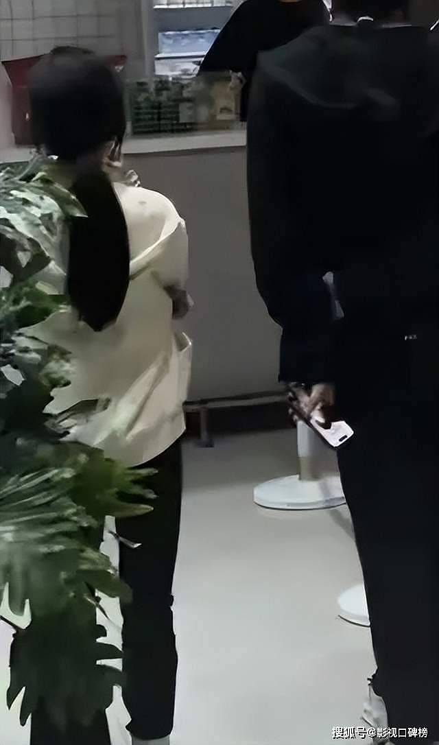 章子怡带女儿现身阿那亚，双手叉腰尽显豪迈（组图） - 6
