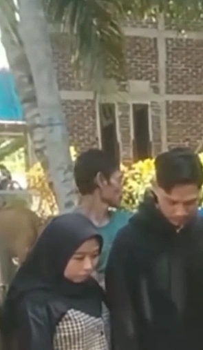 男子发现妻子出轨不吵不闹，按传统习俗将妻子交予情夫，情夫将补偿男子一头牛和500万印尼盾（组图） - 2
