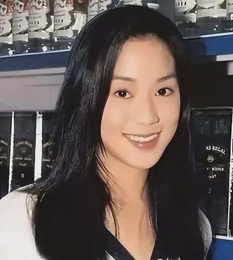 42岁徐子淇现身新加坡!穿搭时髦一头金发超美,很在意李家诚看法(组图) - 5