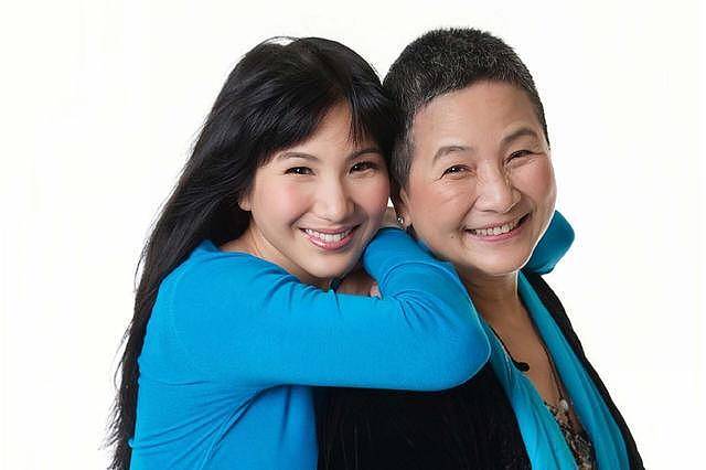 香港知名女星庆祝结婚4周年,再婚嫁小8岁帅哥,俩儿子颜值高(组图) - 5