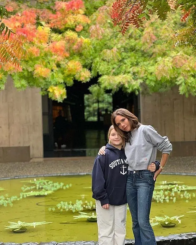 贝克汉姆14岁小女儿正式“出道”，6岁被骂胖妞如今少女初长成！贝家集体力挺，赘婿大哥仍缺席？（组图） - 10