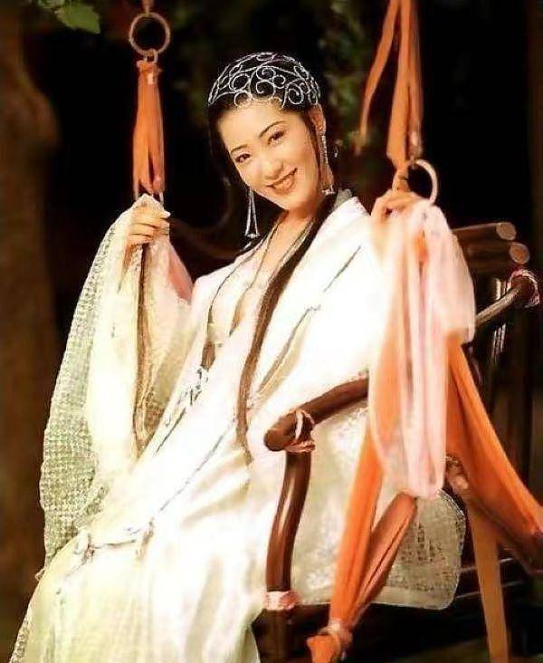 一辈子演了两部三级片，至今仍是“亚洲第一美胸”（组图） - 1