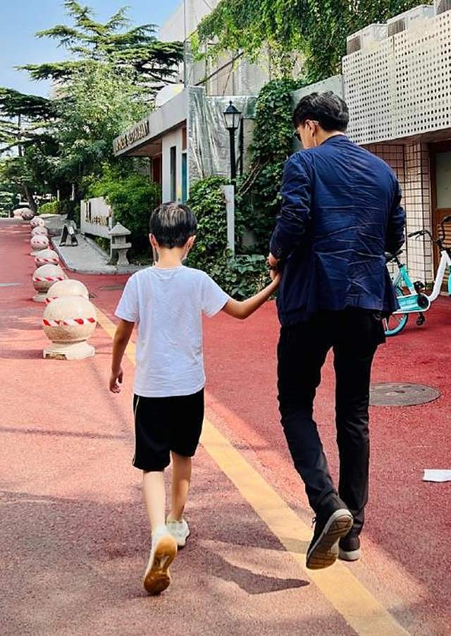 靳东妻子时隔1年晒照,48岁李佳有些白发但皮肤好,素颜很显年轻(组图) - 7