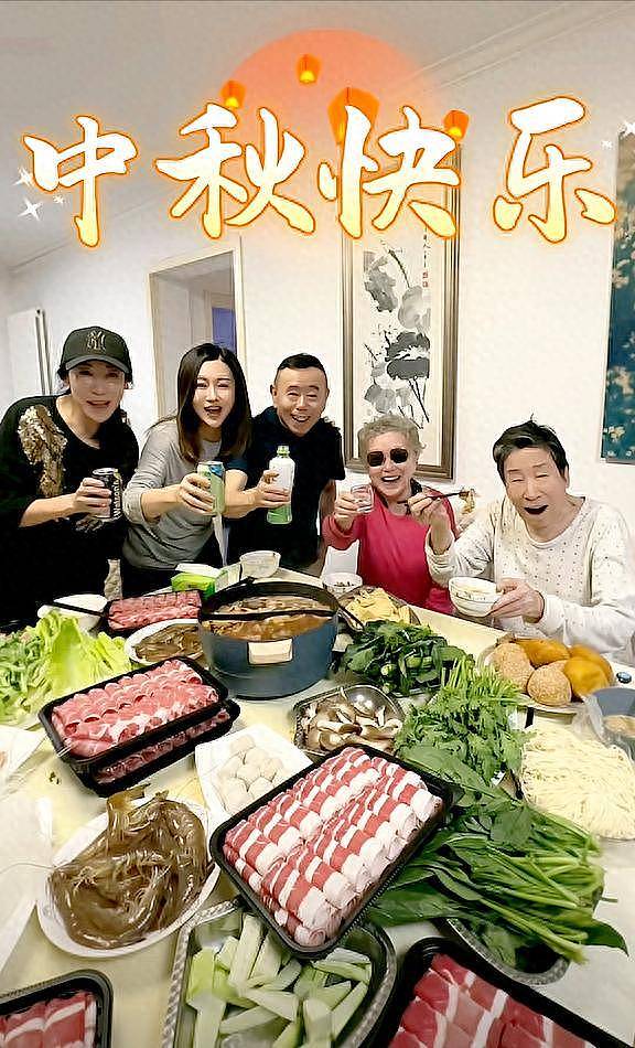 68岁潘长江陪父母过中秋！头发白了也要做孝子（组图） - 1
