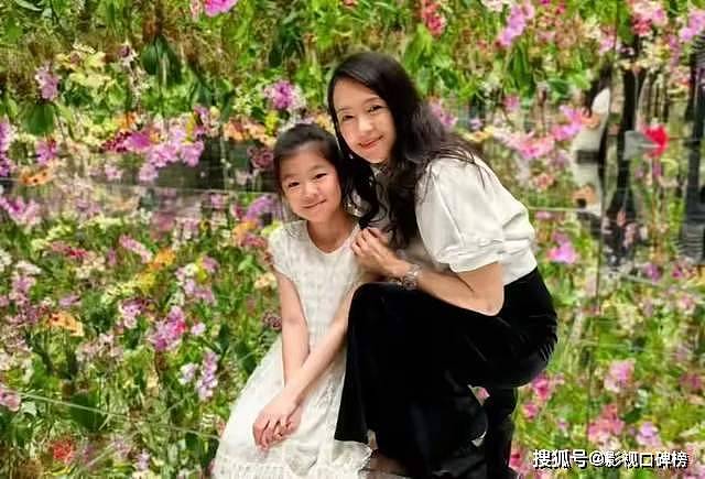 章子怡带女儿现身阿那亚，双手叉腰尽显豪迈（组图） - 12