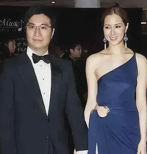 42岁徐子淇现身新加坡!穿搭时髦一头金发超美,很在意李家诚看法(组图) - 7