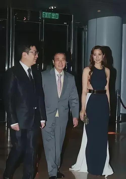 42岁徐子淇现身新加坡!穿搭时髦一头金发超美,很在意李家诚看法(组图) - 8