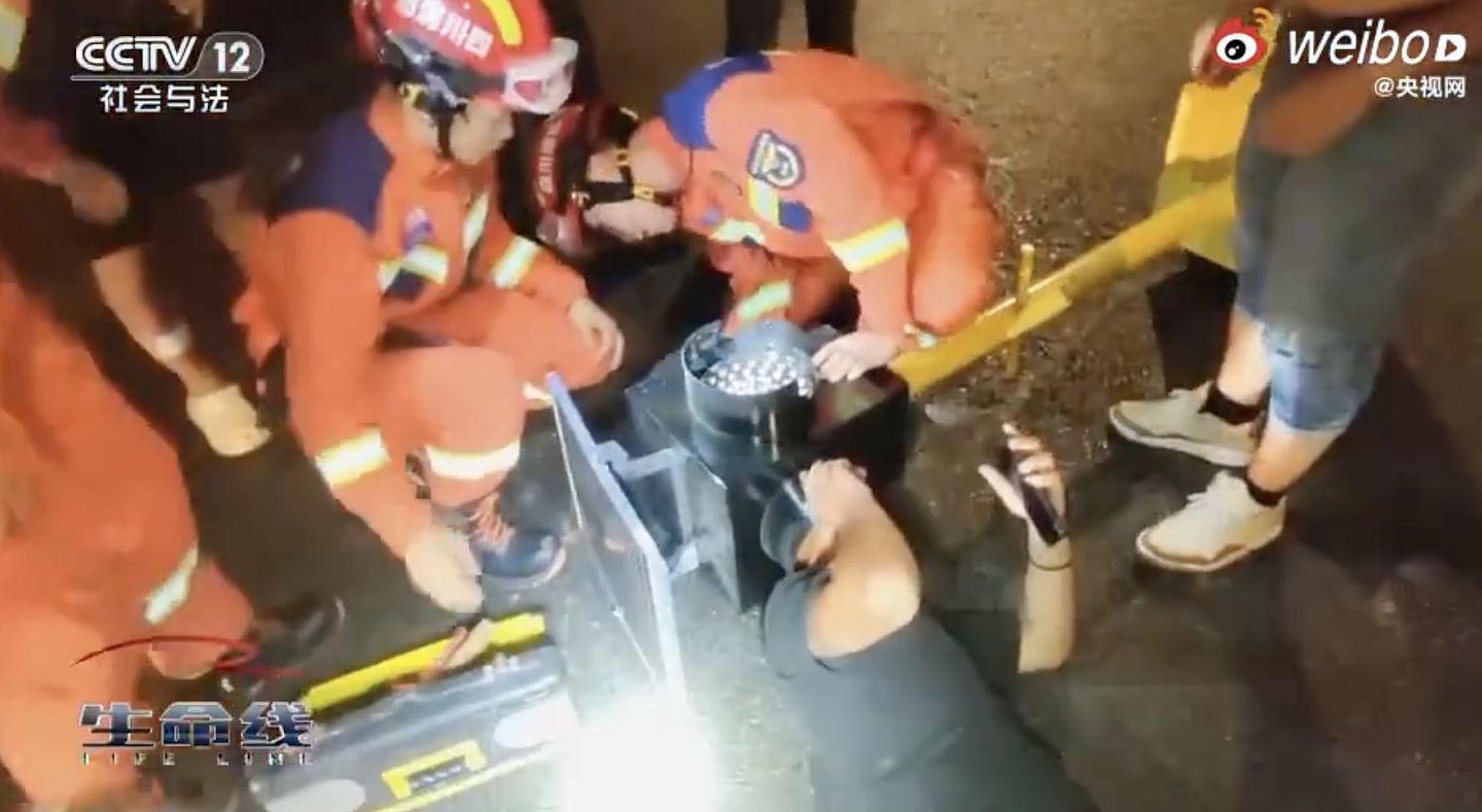 中国男子骑车滑手机！头卡红绿灯箱里，动用切割器才把头拔出来（视频/组图） - 3