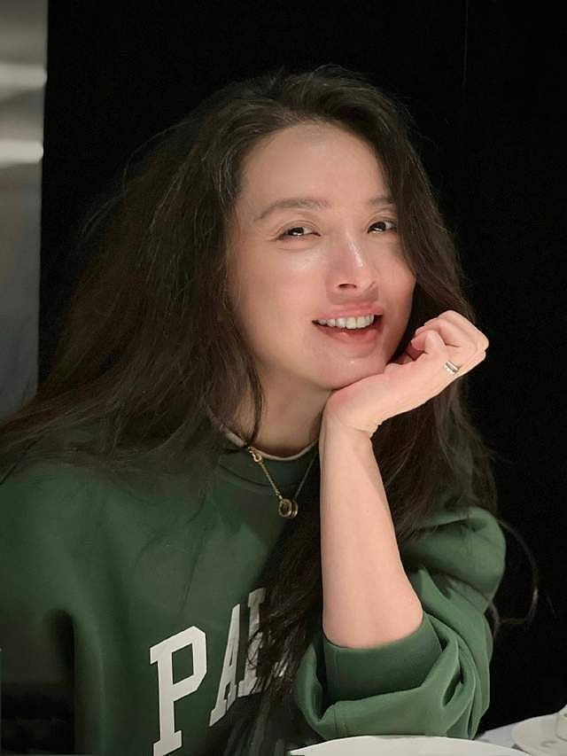 靳东妻子时隔1年晒照,48岁李佳有些白发但皮肤好,素颜很显年轻(组图) - 3