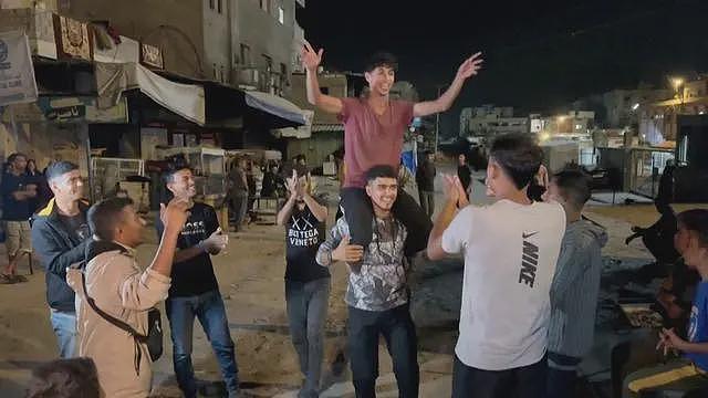 哈马斯也投降了加沙民众彻夜狂欢，胡塞武装怎么办（组图） - 1
