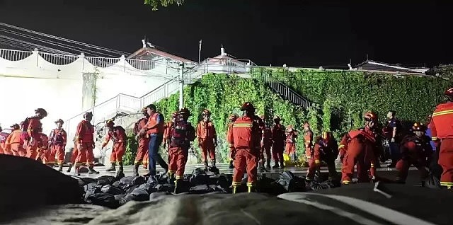 广西南宁北大桥瞬间地陷画面曝！1300多人连夜抢修（视频/组图） - 5