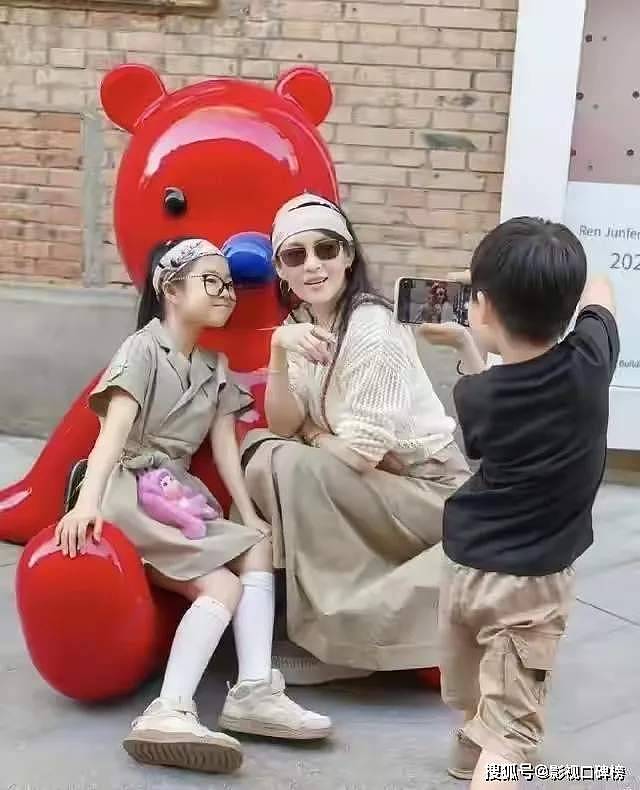 章子怡带女儿现身阿那亚，双手叉腰尽显豪迈（组图） - 7