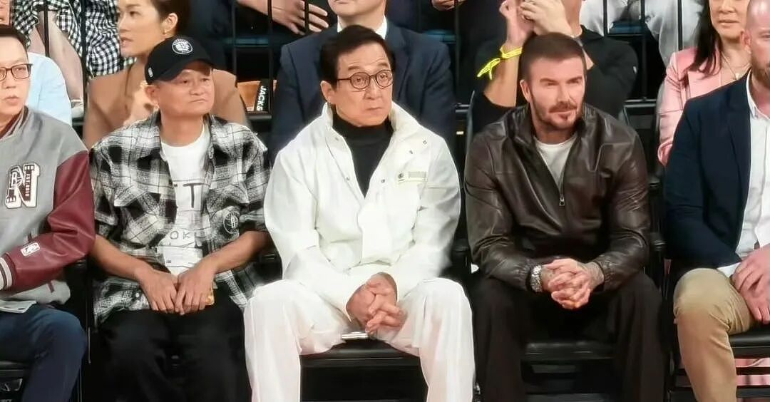 罕见同框！成龙晒与贝克汉姆、姚明、奥尼尔合影，被夹中间只能仰望身边人，奥尼尔：一个时代的同框（组图） - 8