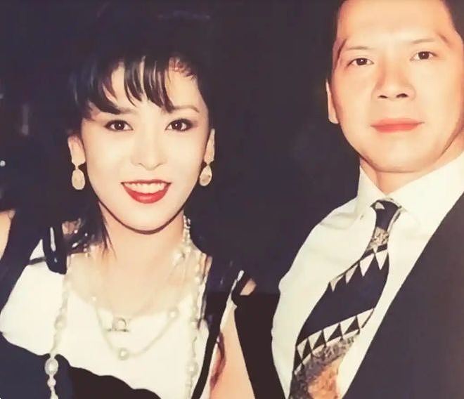 向华强辟谣封神！12亿孙礼+45年零出轨婚姻，藏着豪门的真底色（组图） - 9
