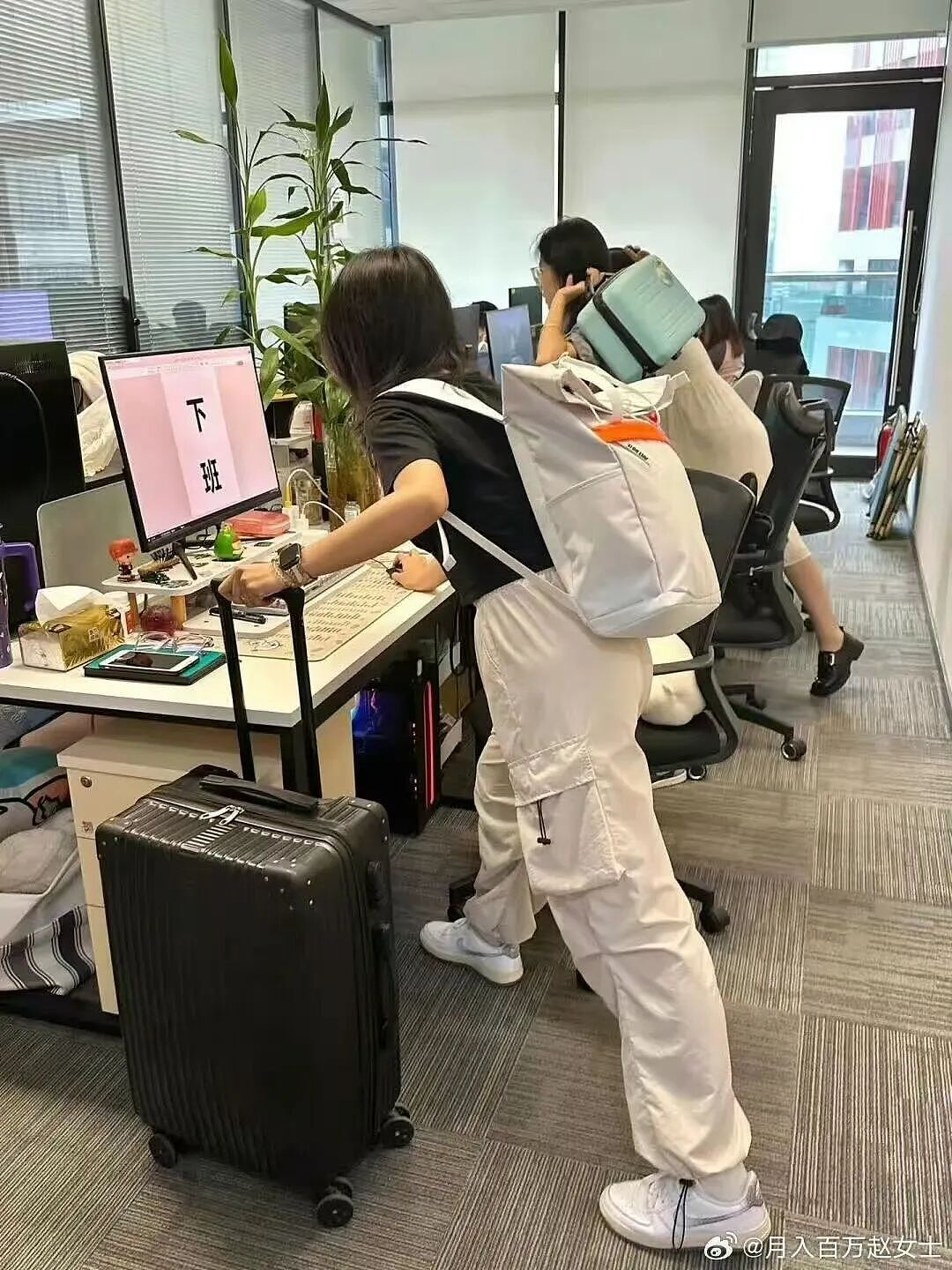 【爆笑】“五星级酒店的拖鞋能有多离谱?”哈哈哈哈哈总裁平时就穿这个啊(组图) - 92