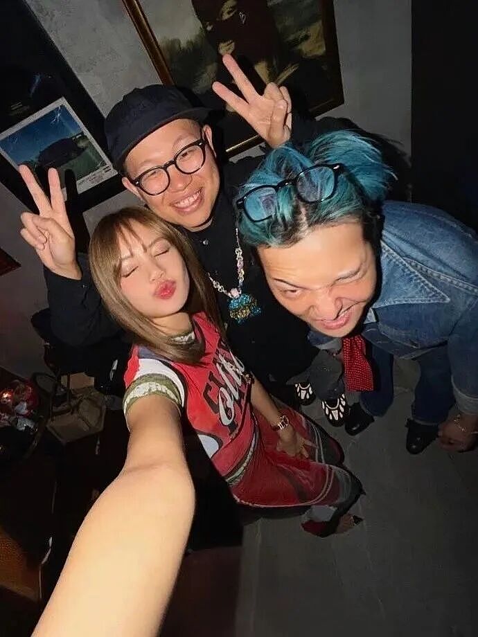 热搜第一！Lisa与权志龙罕见同框！透视装高跟鞋性感亮相巴黎秀场，与未来婆婆亲密互动（组图） - 1