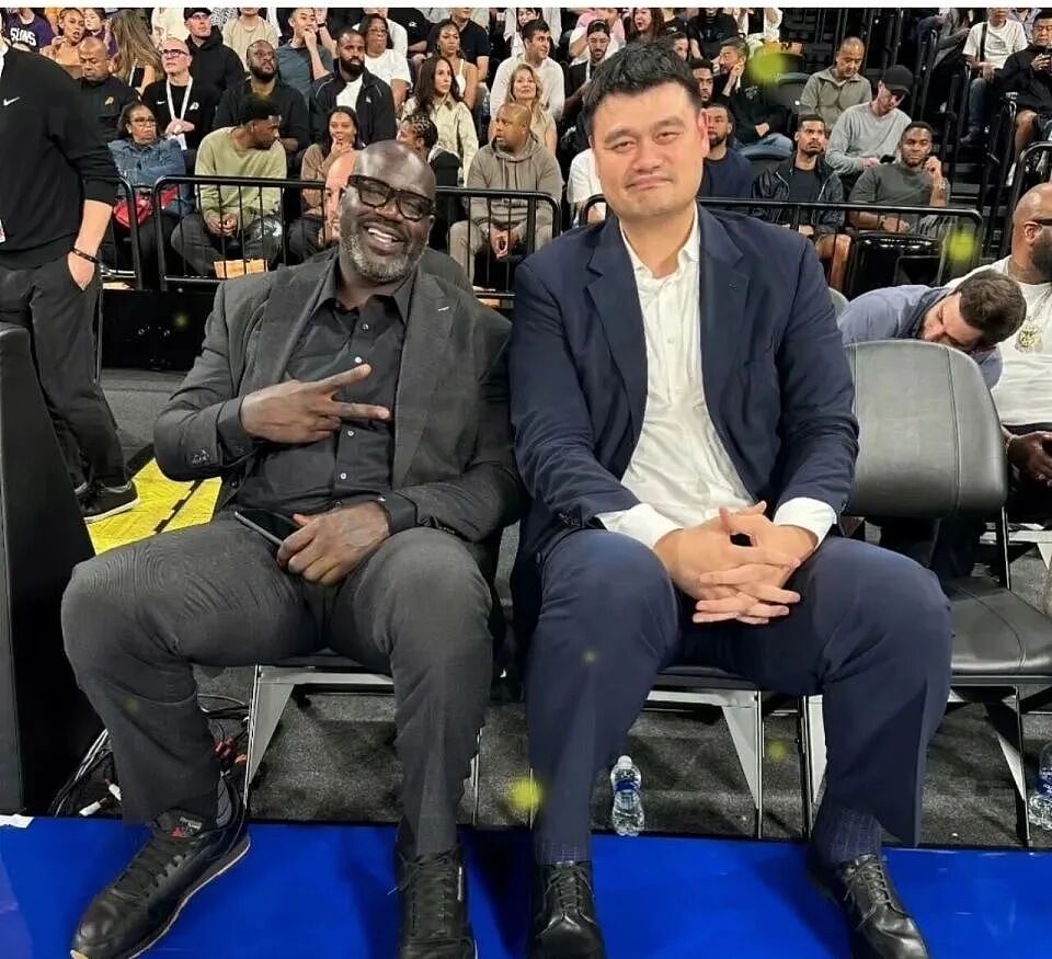 罕见同框！成龙晒与贝克汉姆、姚明、奥尼尔合影，被夹中间只能仰望身边人，奥尼尔：一个时代的同框（组图） - 9
