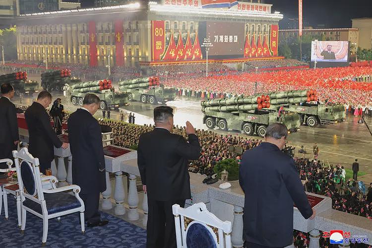 跟世界强国呛声？金正恩阅兵展示新型“火星-20”洲际导弹（组图） - 1