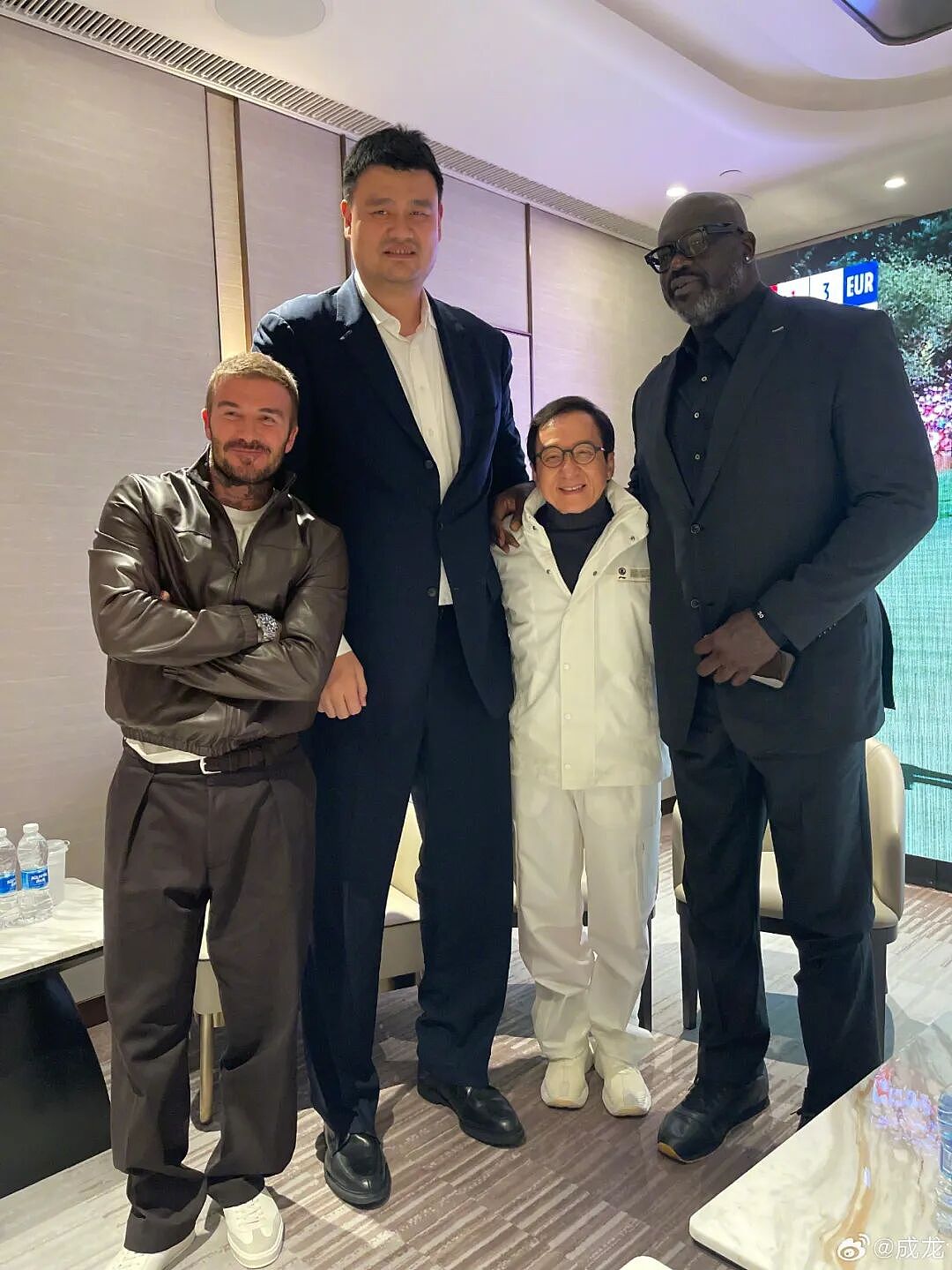 罕见同框！成龙晒与贝克汉姆、姚明、奥尼尔合影，被夹中间只能仰望身边人，奥尼尔：一个时代的同框（组图） - 2
