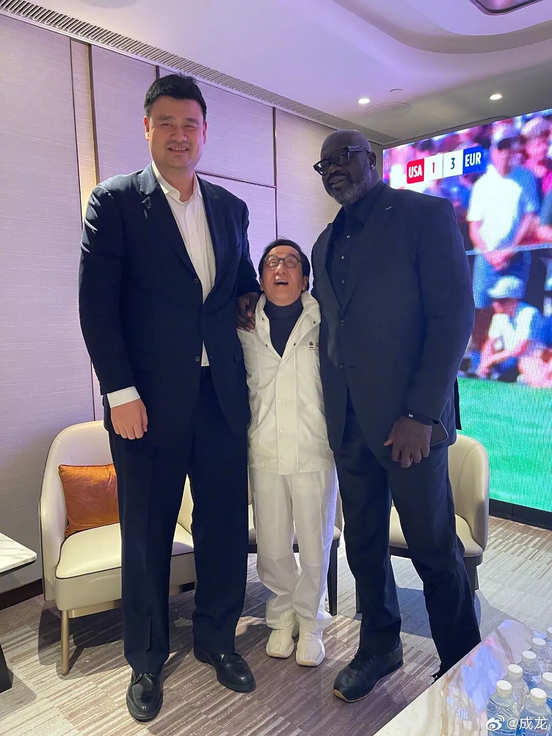 罕见同框！成龙晒与贝克汉姆、姚明、奥尼尔合影，被夹中间只能仰望身边人，奥尼尔：一个时代的同框（组图） - 4