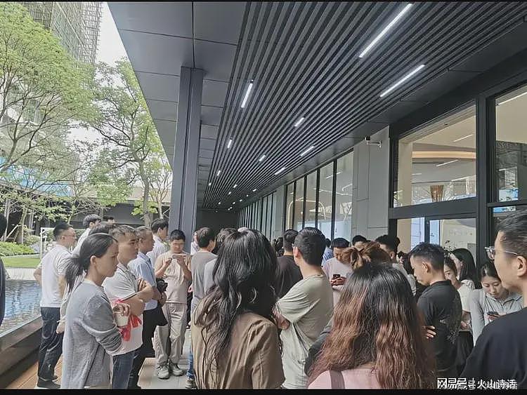 亏损上百万！中山一楼盘开盘1.8万降到7000元，老业主大闹售楼处（视频/组图） - 4