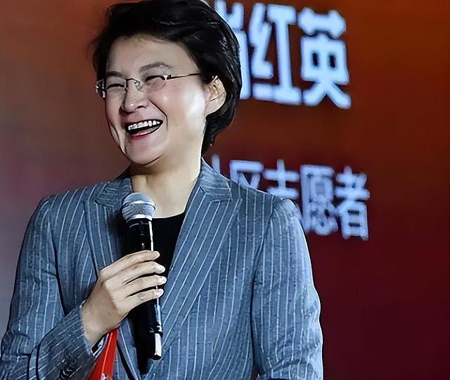 被要求滚出主持界，成为众矢之的，54岁央视主持董倩做错了什么？（组图） - 4