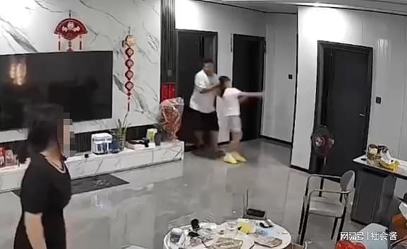 网传两个二婚父母吵架动手，男方失手摔死女方孩子，监控曝光令人心痛（视频/组图） - 12
