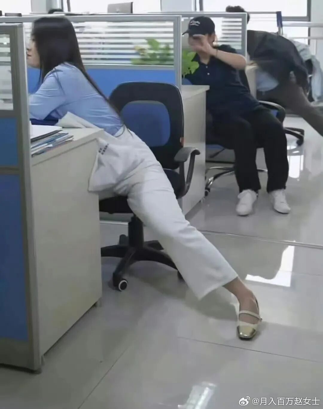 【爆笑】“五星级酒店的拖鞋能有多离谱?”哈哈哈哈哈总裁平时就穿这个啊(组图) - 94