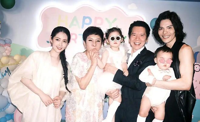 向华强辟谣封神！12亿孙礼+45年零出轨婚姻，藏着豪门的真底色（组图） - 5