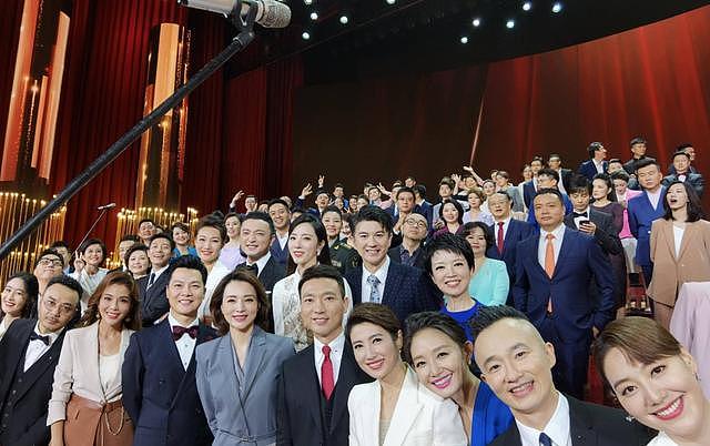 被要求滚出主持界，成为众矢之的，54岁央视主持董倩做错了什么？（组图） - 1