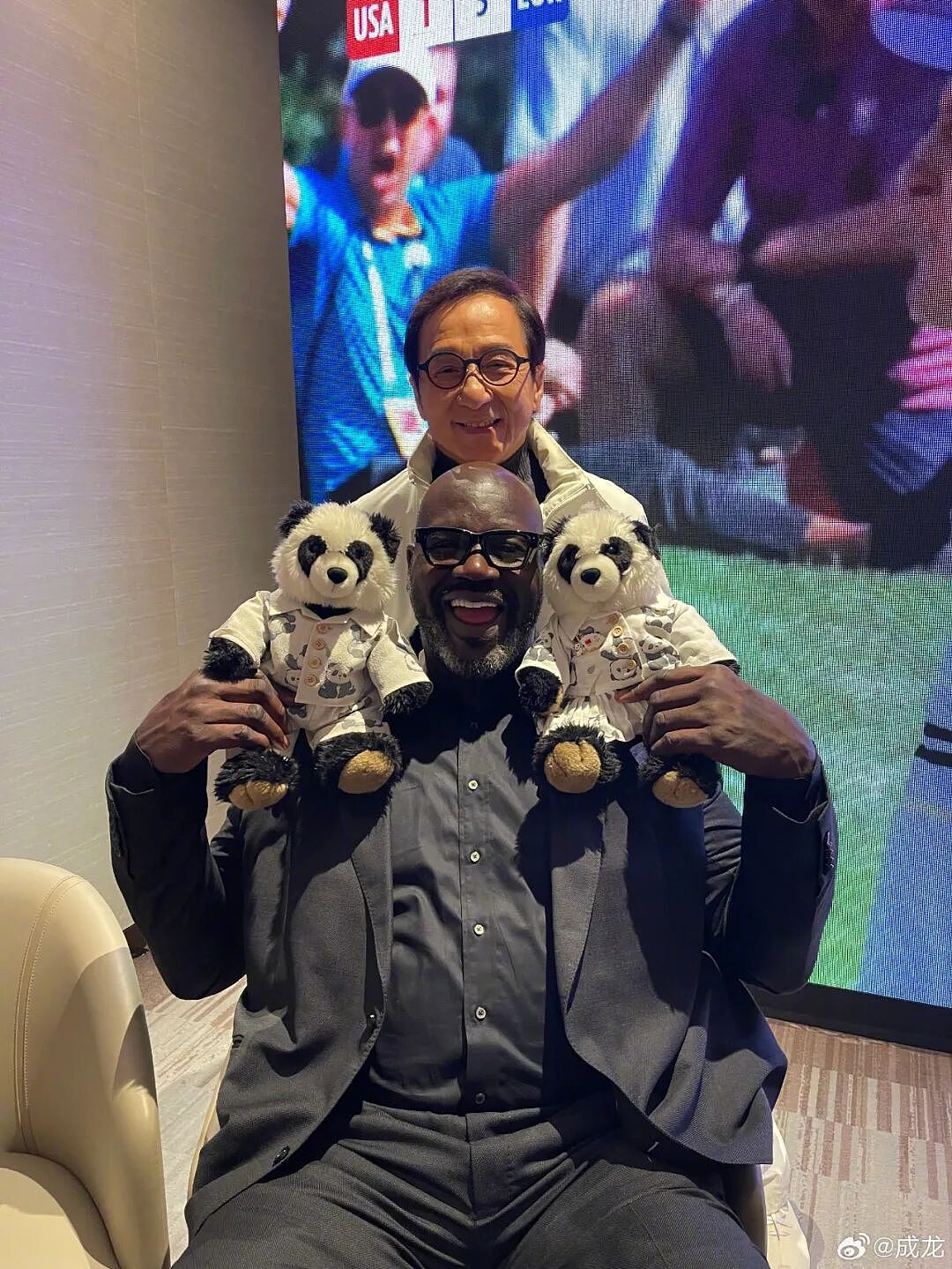 罕见同框！成龙晒与贝克汉姆、姚明、奥尼尔合影，被夹中间只能仰望身边人，奥尼尔：一个时代的同框（组图） - 5