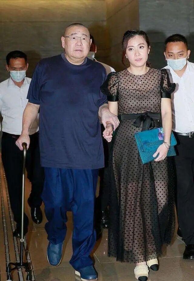 中国第一“女星收割机”！泡28位超美女星，花3亿换肾，最后娶了平平无奇的她...（组图） - 12