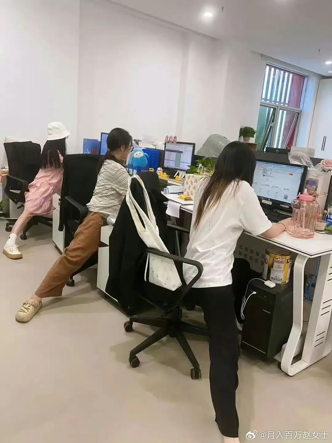 【爆笑】“五星级酒店的拖鞋能有多离谱?”哈哈哈哈哈总裁平时就穿这个啊(组图) - 93