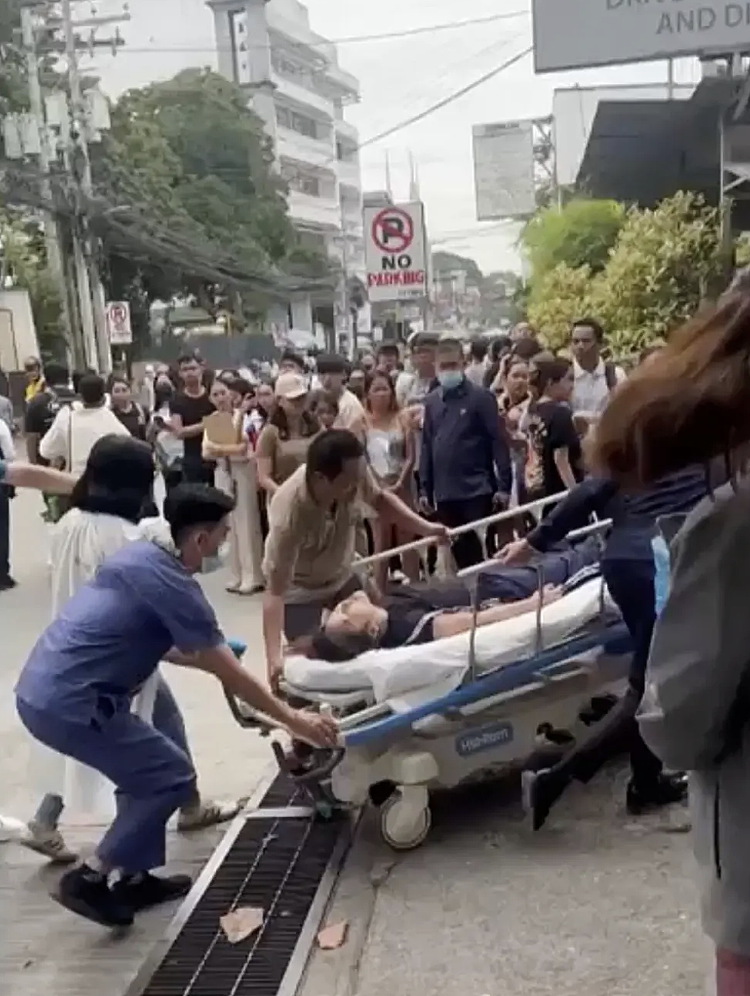 突发7.6级强震! 两场地震接连触发海啸警报! 城市坍塌，机场裂开，民众奔逃，死伤惨重（视频/组图） - 11