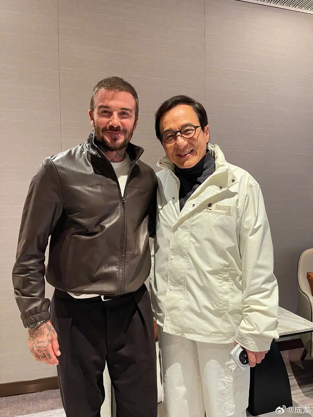 罕见同框！成龙晒与贝克汉姆、姚明、奥尼尔合影，被夹中间只能仰望身边人，奥尼尔：一个时代的同框（组图） - 3