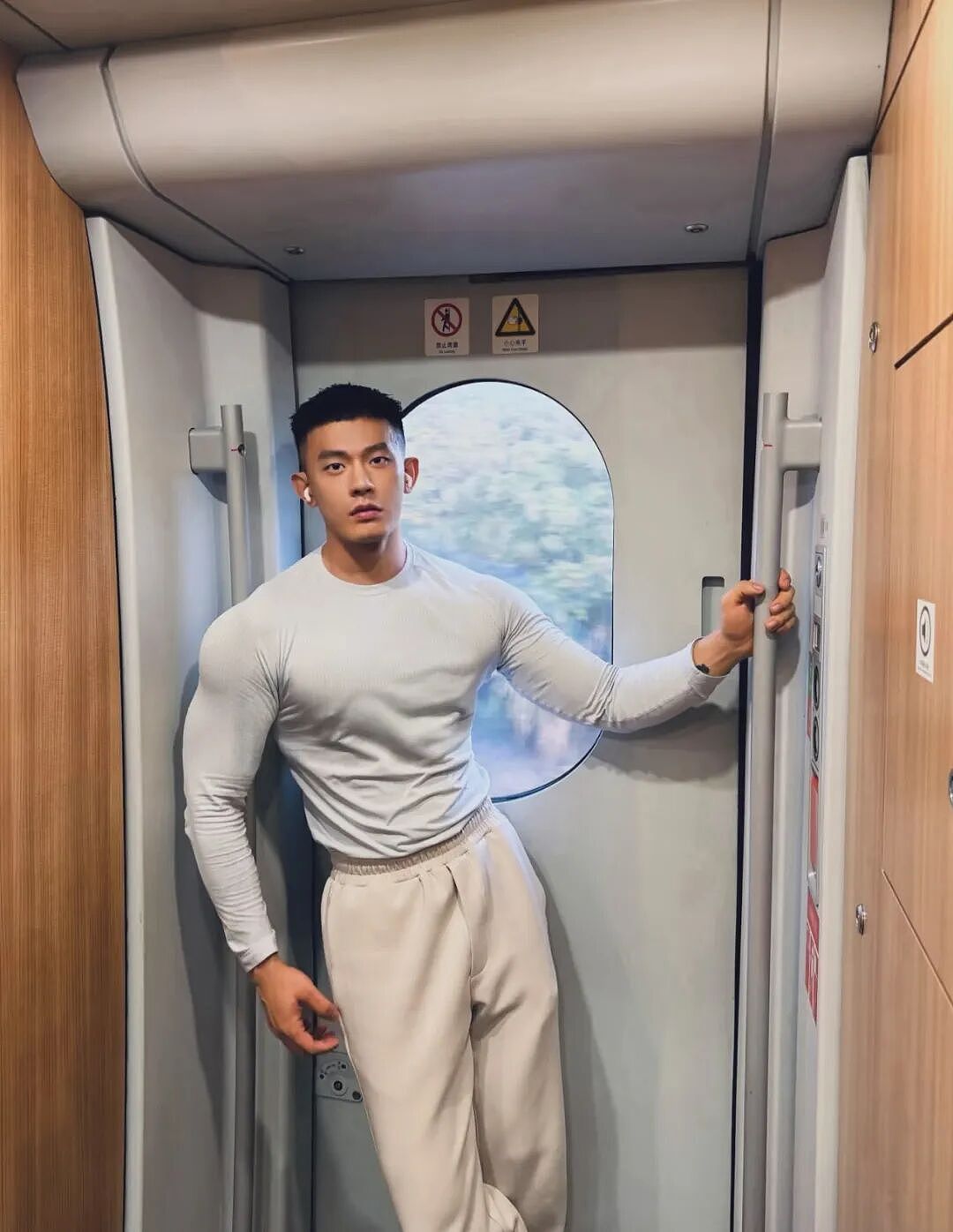 【帅哥】东北白袜粗腿猛男，人形打桩机，虎背蜂腰太诱人...（组图） - 6