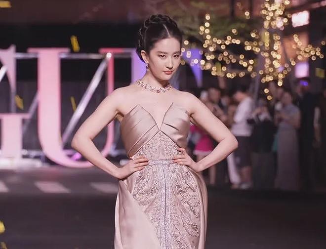 业内曝娜扎被抢休息室，刘亦菲聊天被保镖监听，好精彩的后台大瓜（组图） - 26