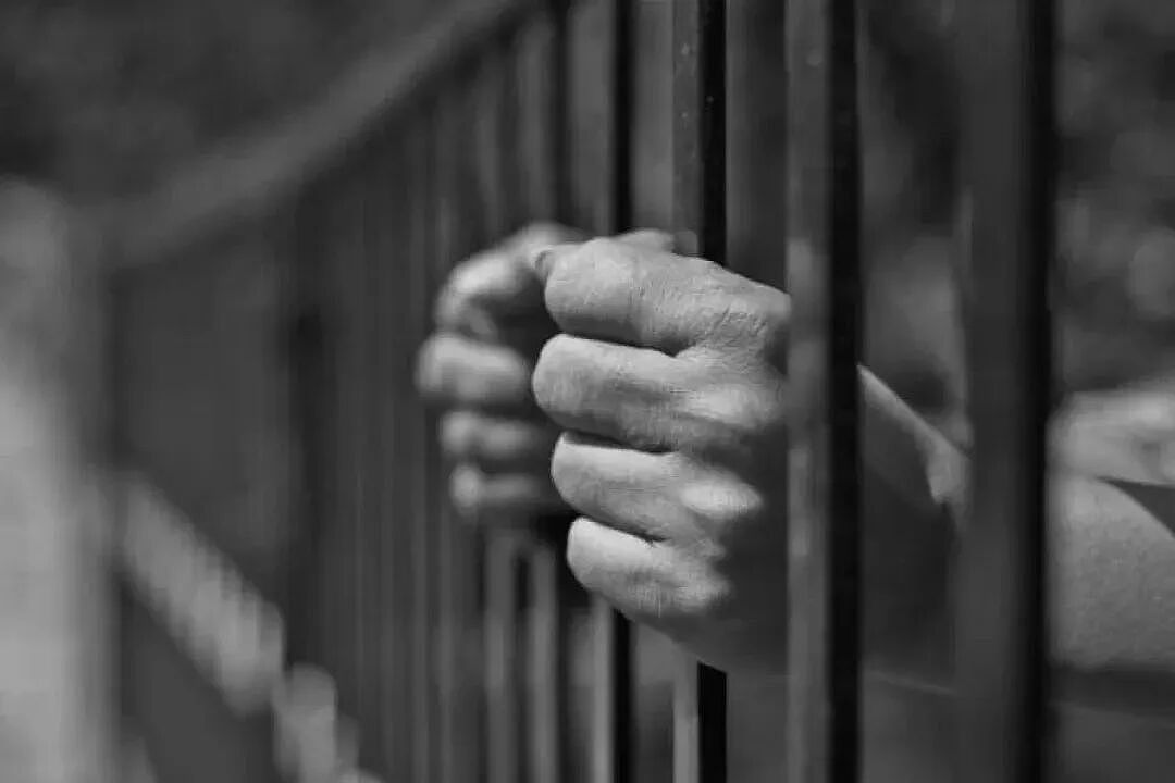 69岁爷爷持枪抢超市,抢完不跑等被抓!原因超荒唐:孙子被狱友霸凌(组图) - 1