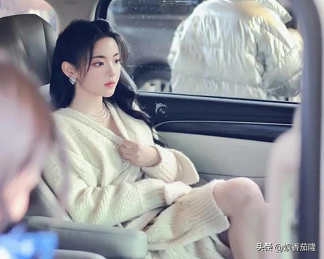 杨超越最新状态曝光!被赞“内娱最美脚丫”,身材颜值全满分(组图) - 4