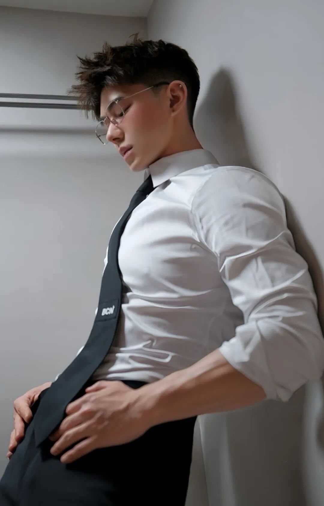 【帅哥】百万粉丝级别!浓颜系帅哥制服诱惑,极品身材太性感...(组图) - 5